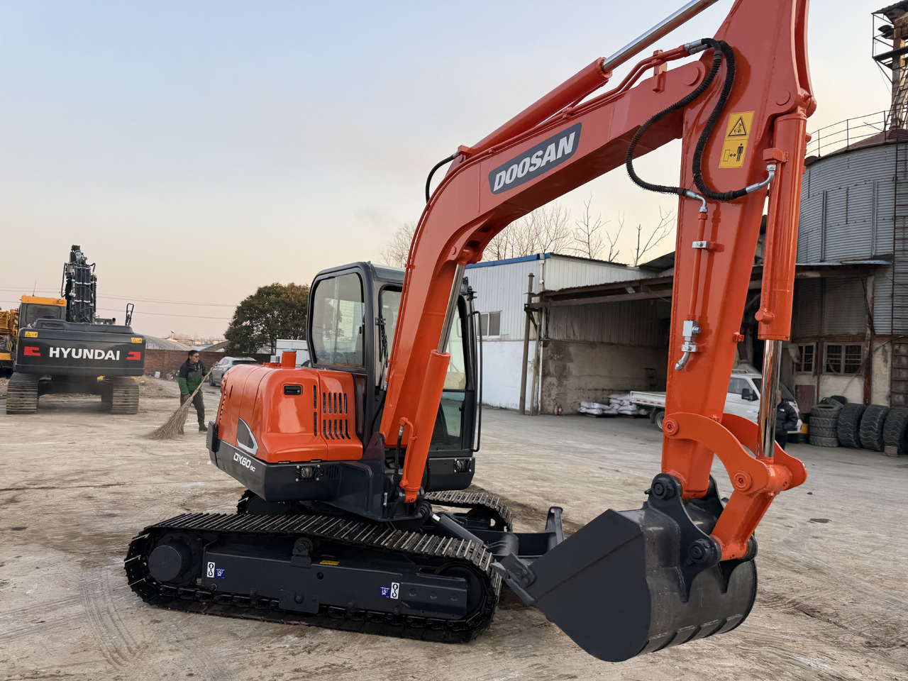 Used Digger DOOSAN DX60 Construction Machinery Construction Digger Used DOOSAN DX60 Cheap Excavator - Crawler excavator: picture 2 Used Digger DOOSAN DX60 Construction Machinery Construction Digger Used DOOSAN DX60 Cheap Excavator - Crawler excavator: picture 2