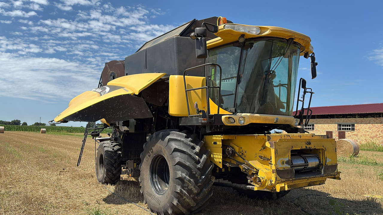 NEW HOLLAND CR 960 - Combine harvester: picture 1 NEW HOLLAND CR 960 - Combine harvester: picture 1