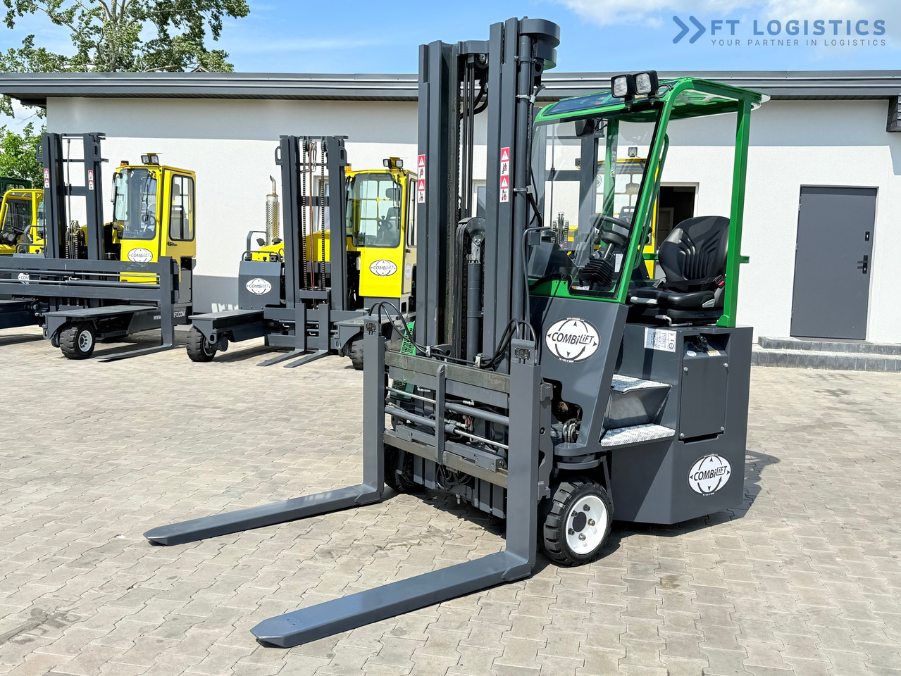 COMBILIFT CB2500 / DIESEL / EXTENDABLE FORKS / TRIPLEX / 5500MM / FREE LIFT / SIDE SHIFT / FORK POSITIONER / LIKE NEW - 4-way reach truck: picture 1 COMBILIFT CB2500 / DIESEL / EXTENDABLE FORKS / TRIPLEX / 5500MM / FREE LIFT / SIDE SHIFT / FORK POSITIONER / LIKE NEW - 4-way reach truck: picture 1