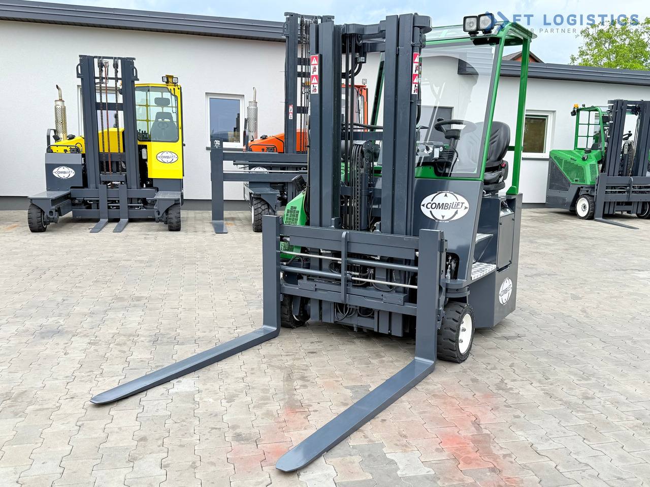 COMBILIFT CB3000 / DIESEL / TRIPLEX 4900MM / FREE LIFT / SIDESHIFT / FORK POSITIONER / 1500MM FORKS / LIKE NEW - 4-way reach truck: picture 4 COMBILIFT CB3000 / DIESEL / TRIPLEX 4900MM / FREE LIFT / SIDESHIFT / FORK POSITIONER / 1500MM FORKS / LIKE NEW - 4-way reach truck: picture 4