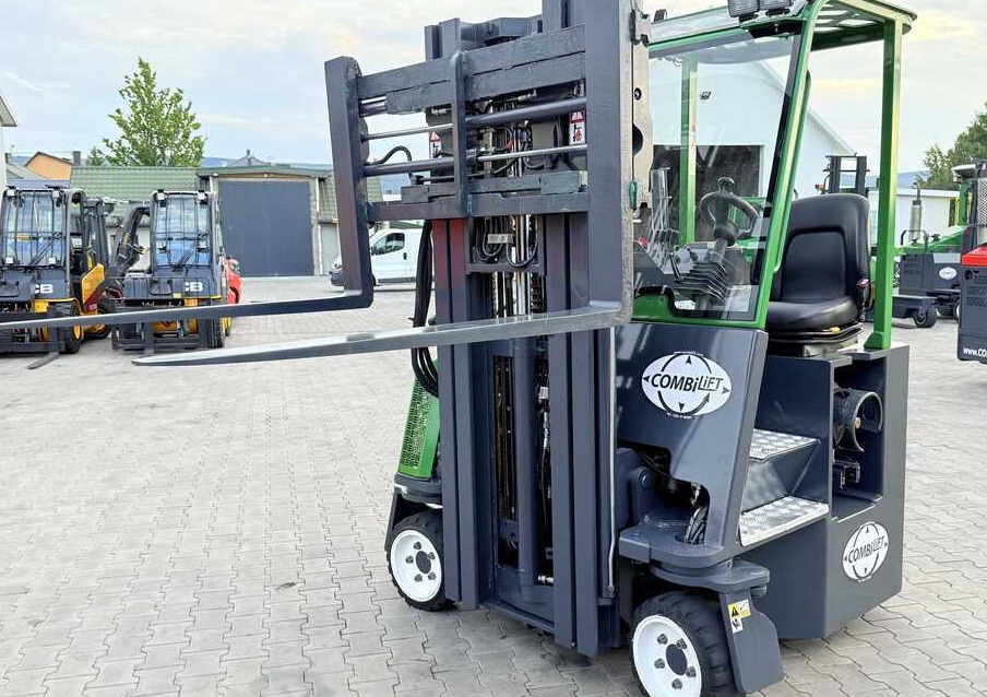 Combilift C2500CB / GAS / TRIPLEX - 4900MM / FREE-LIFT / POSITIONER / SIDE SHIFT / LIKE NEW - 4-way reach truck: picture 2 Combilift C2500CB / GAS / TRIPLEX - 4900MM / FREE-LIFT / POSITIONER / SIDE SHIFT / LIKE NEW - 4-way reach truck: picture 2