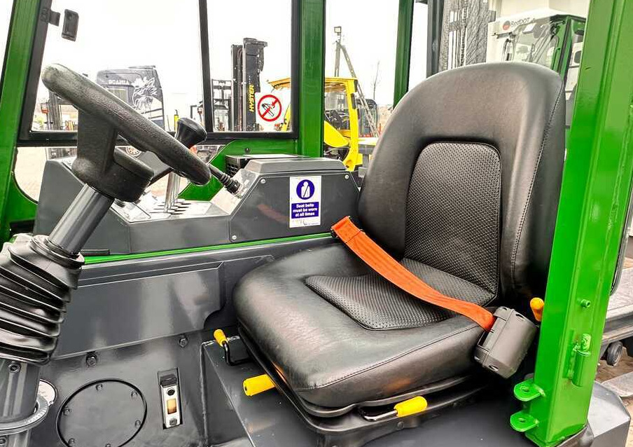 Combilift C2500CB / TRIPLEX / DIESEL / 4900MM / FREE LIFT / POSITIONER 1720MM / LIKE NEW - 4-way reach truck: picture 4 Combilift C2500CB / TRIPLEX / DIESEL / 4900MM / FREE LIFT / POSITIONER 1720MM / LIKE NEW - 4-way reach truck: picture 4