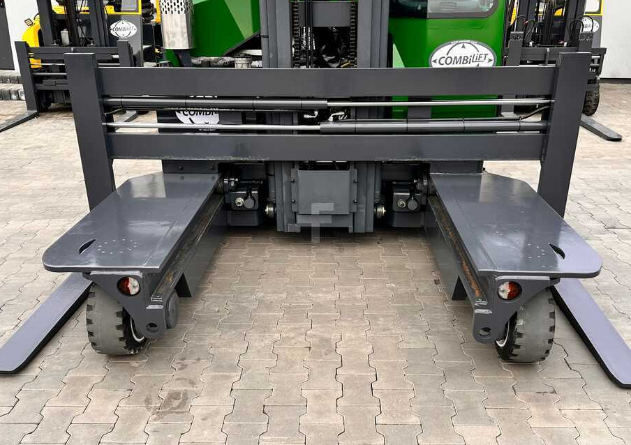 Combilift C3000 / 4100 MM / 3 TONS / PLATFORM / 1939 MTH / LPG / LIKE NEW - 4-way reach truck: picture 4 Combilift C3000 / 4100 MM / 3 TONS / PLATFORM / 1939 MTH / LPG / LIKE NEW - 4-way reach truck: picture 4