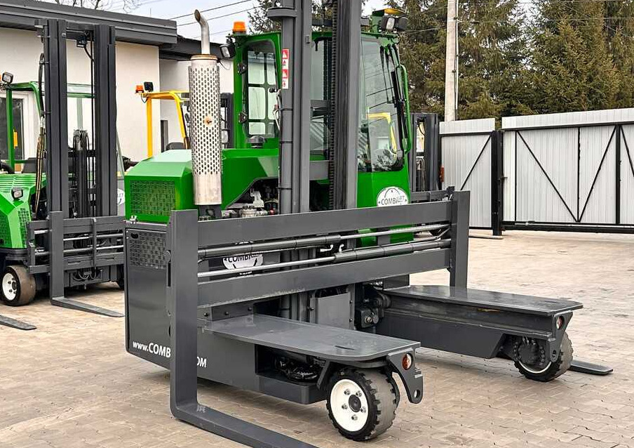 Combilift C3000 / 4100 MM / 3 TONS / PLATFORM / 1939 MTH / LPG / LIKE NEW - 4-way reach truck: picture 5 Combilift C3000 / 4100 MM / 3 TONS / PLATFORM / 1939 MTH / LPG / LIKE NEW - 4-way reach truck: picture 5
