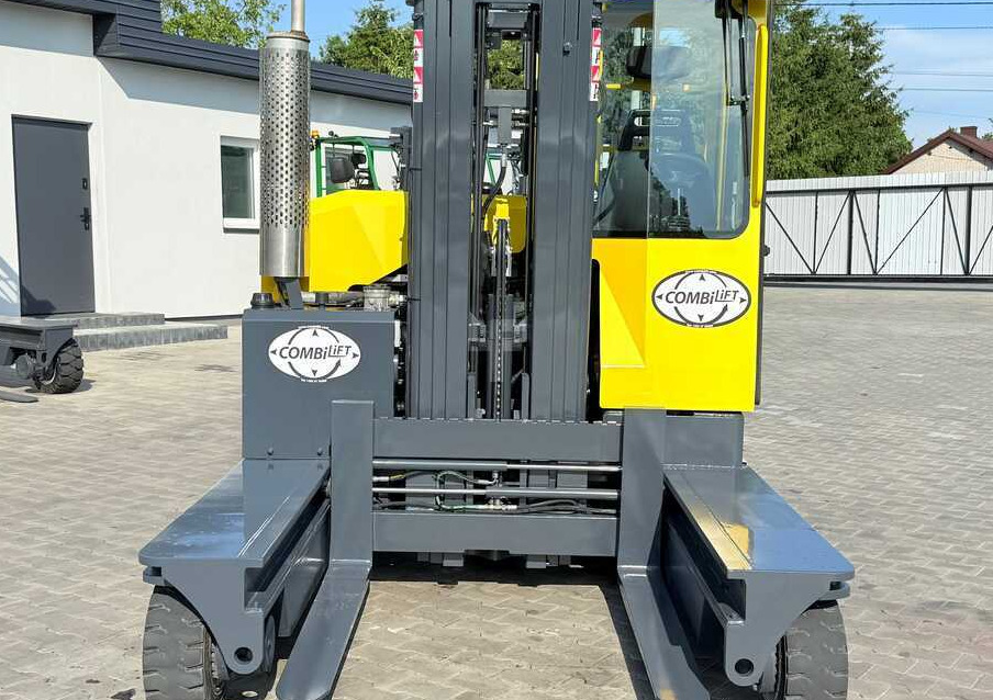 Combilift C3000 / GAS / TRIPLEX - 4900MM / ONLY 1537 HOURS / FORK POSITIONER / CABIN / LIKE NEW - 4-way reach truck: picture 5 Combilift C3000 / GAS / TRIPLEX - 4900MM / ONLY 1537 HOURS / FORK POSITIONER / CABIN / LIKE NEW - 4-way reach truck: picture 5
