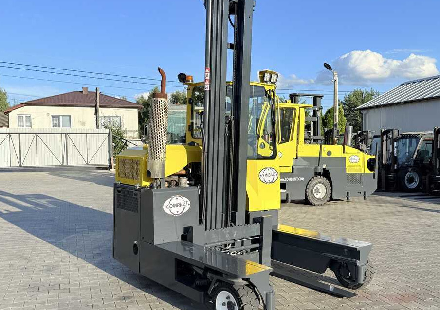 Combilift C3000 / GAS / TRIPLEX - 7600MM / FREE-LIFT / POSITIONER / A comprehensive range of four-way and side-loading forklifts. - 4-way reach truck: picture 4 Combilift C3000 / GAS / TRIPLEX - 7600MM / FREE-LIFT / POSITIONER / A comprehensive range of four-way and side-loading forklifts. - 4-way reach truck: picture 4