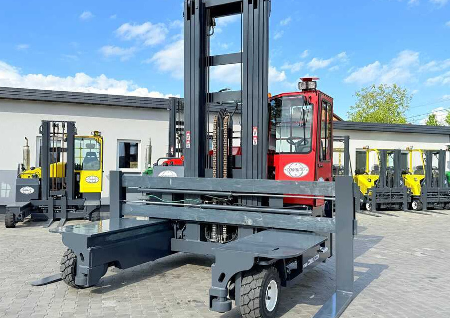 Combilift C8000 / GAS / TRIPLEX 8300 / WIDE FORK POSITIRONER / FREE-LIFT / A comprehensive range of four-way and side-loading forklifts. - 4-way reach truck: picture 3 Combilift C8000 / GAS / TRIPLEX 8300 / WIDE FORK POSITIRONER / FREE-LIFT / A comprehensive range of four-way and side-loading forklifts. - 4-way reach truck: picture 3