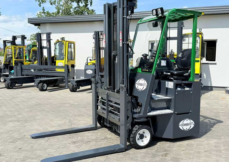 Combilift CB2500 / DIESEL / EXTENDABLE FORKS / TRIPLEX / 5500MM / FREE LIFT / SIDE SHIFT / FORK POSITIONER / LIKE NEW - 4-way reach truck: picture 2 Combilift CB2500 / DIESEL / EXTENDABLE FORKS / TRIPLEX / 5500MM / FREE LIFT / SIDE SHIFT / FORK POSITIONER / LIKE NEW - 4-way reach truck: picture 2