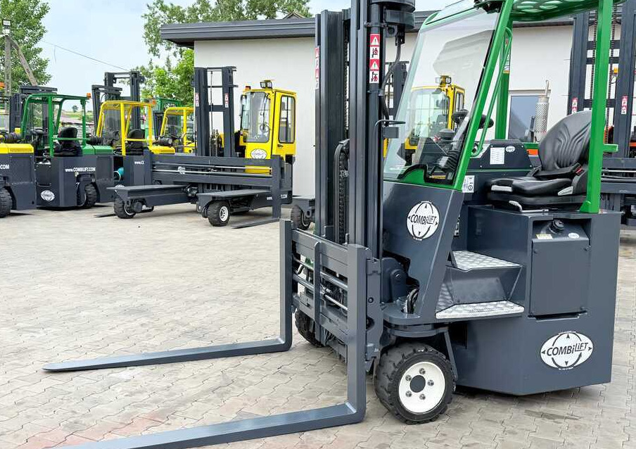 Combilift CB3000 / DIESEL / TRIPLEX 4900MM / FREE LIFT / SIDESHIFT / FORK POSITIONER / 1500MM FORKS / LIKE NEW - 4-way reach truck: picture 1 Combilift CB3000 / DIESEL / TRIPLEX 4900MM / FREE LIFT / SIDESHIFT / FORK POSITIONER / 1500MM FORKS / LIKE NEW - 4-way reach truck: picture 1