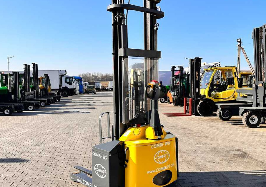 Combilift WR-4 / DUPLEX / 4.5M / 2017 / ONLY 30 HOURS / LIKE NEW / 1500KG - 4-way reach truck: picture 1 Combilift WR-4 / DUPLEX / 4.5M / 2017 / ONLY 30 HOURS / LIKE NEW / 1500KG - 4-way reach truck: picture 1