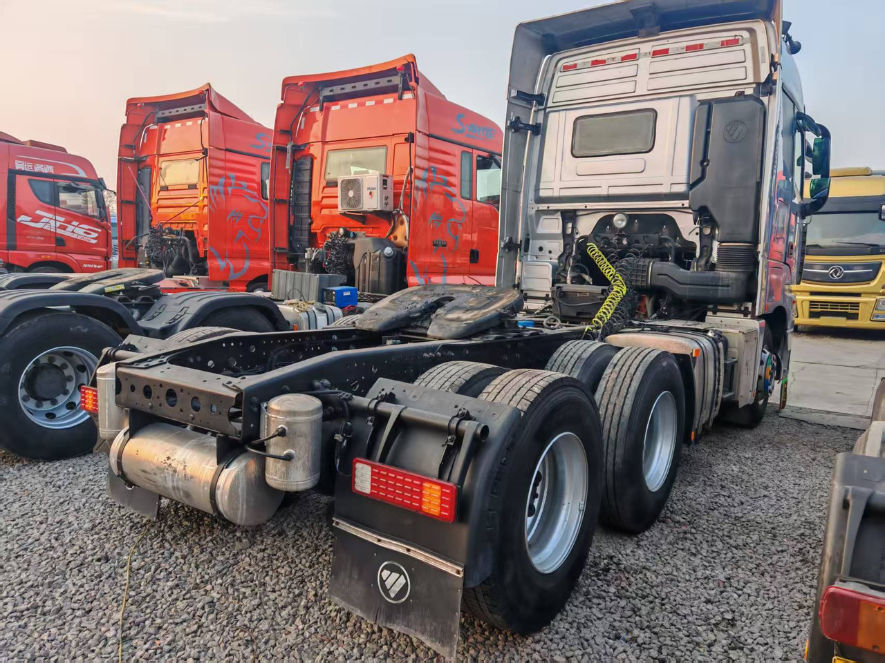 AUMAN 560HP - Tipper semi-trailer: picture 4 AUMAN 560HP - Tipper semi-trailer: picture 4