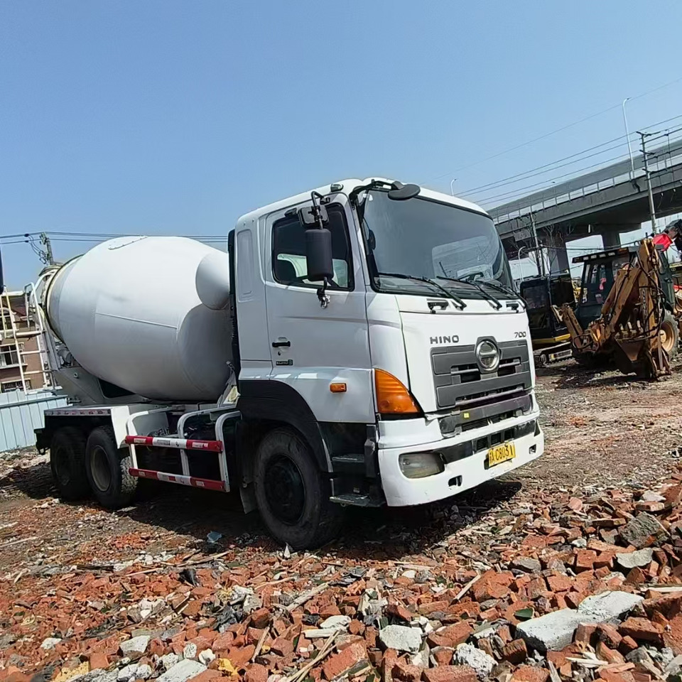 HINO 700 - Tank truck: picture 2 HINO 700 - Tank truck: picture 2