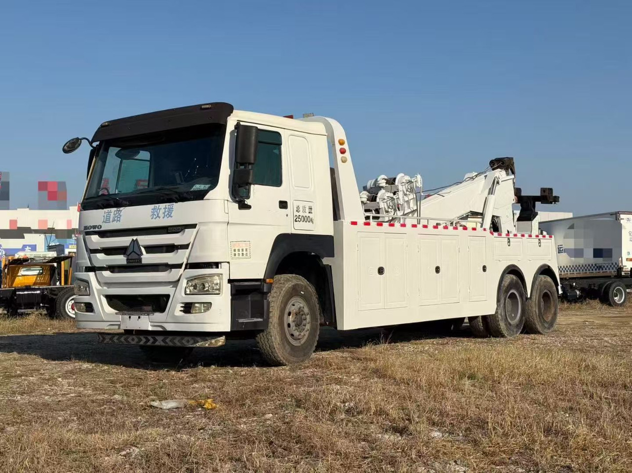 SINOTRUK 6×4 - Tow truck: picture 1 SINOTRUK 6×4 - Tow truck: picture 1