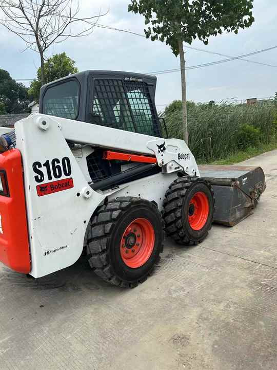 USED BOBCAT S160 Skid-steer Loader Bobcat S160 Carry Sweeper with Very Good Performance Is for Sale at a Low Price. - Skid steer loader: picture 4 USED BOBCAT S160 Skid-steer Loader Bobcat S160 Carry Sweeper with Very Good Performance Is for Sale at a Low Price. - Skid steer loader: picture 4
