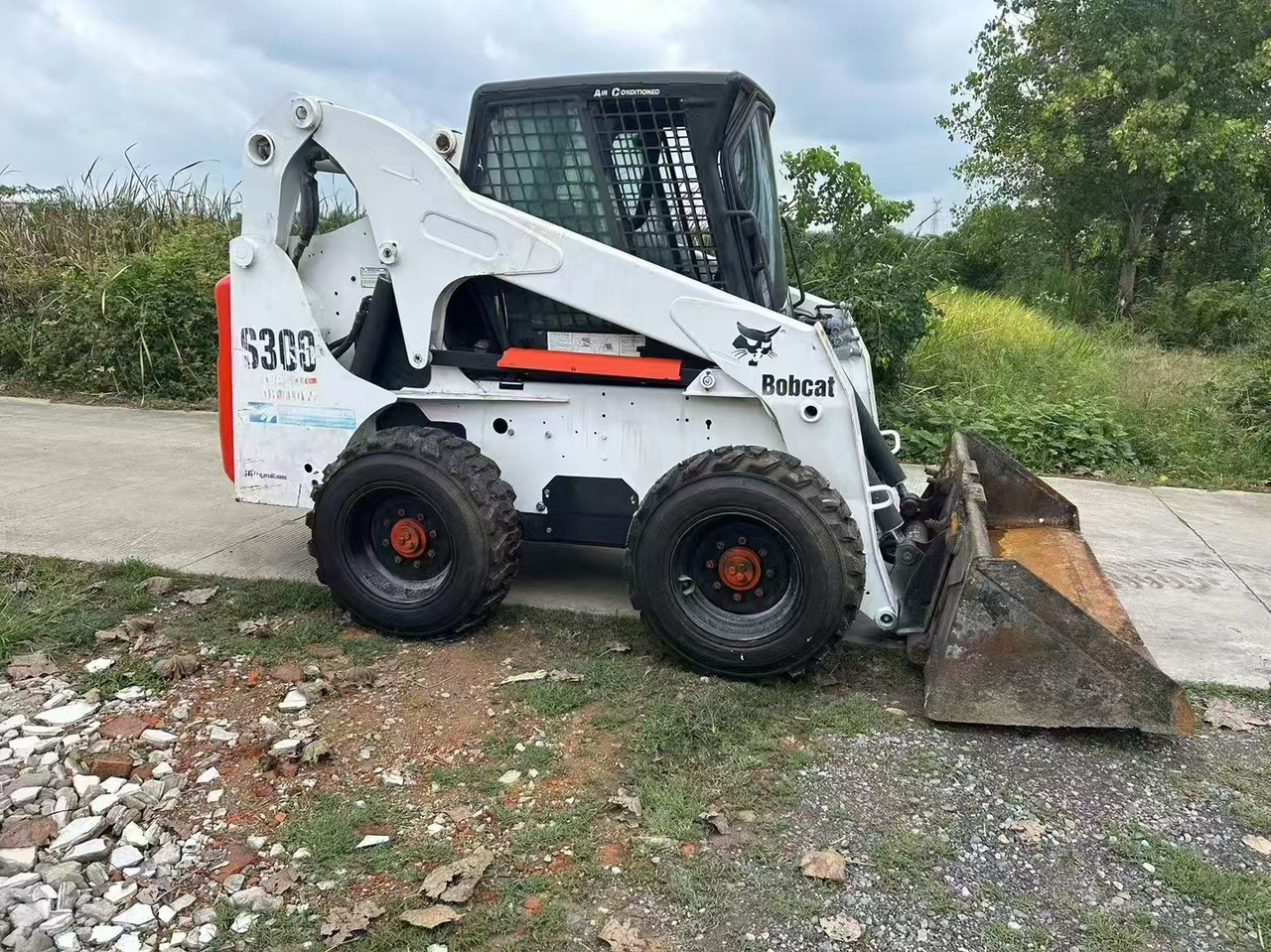 BOBCAT S300 - Skid steer loader: picture 1 BOBCAT S300 - Skid steer loader: picture 1