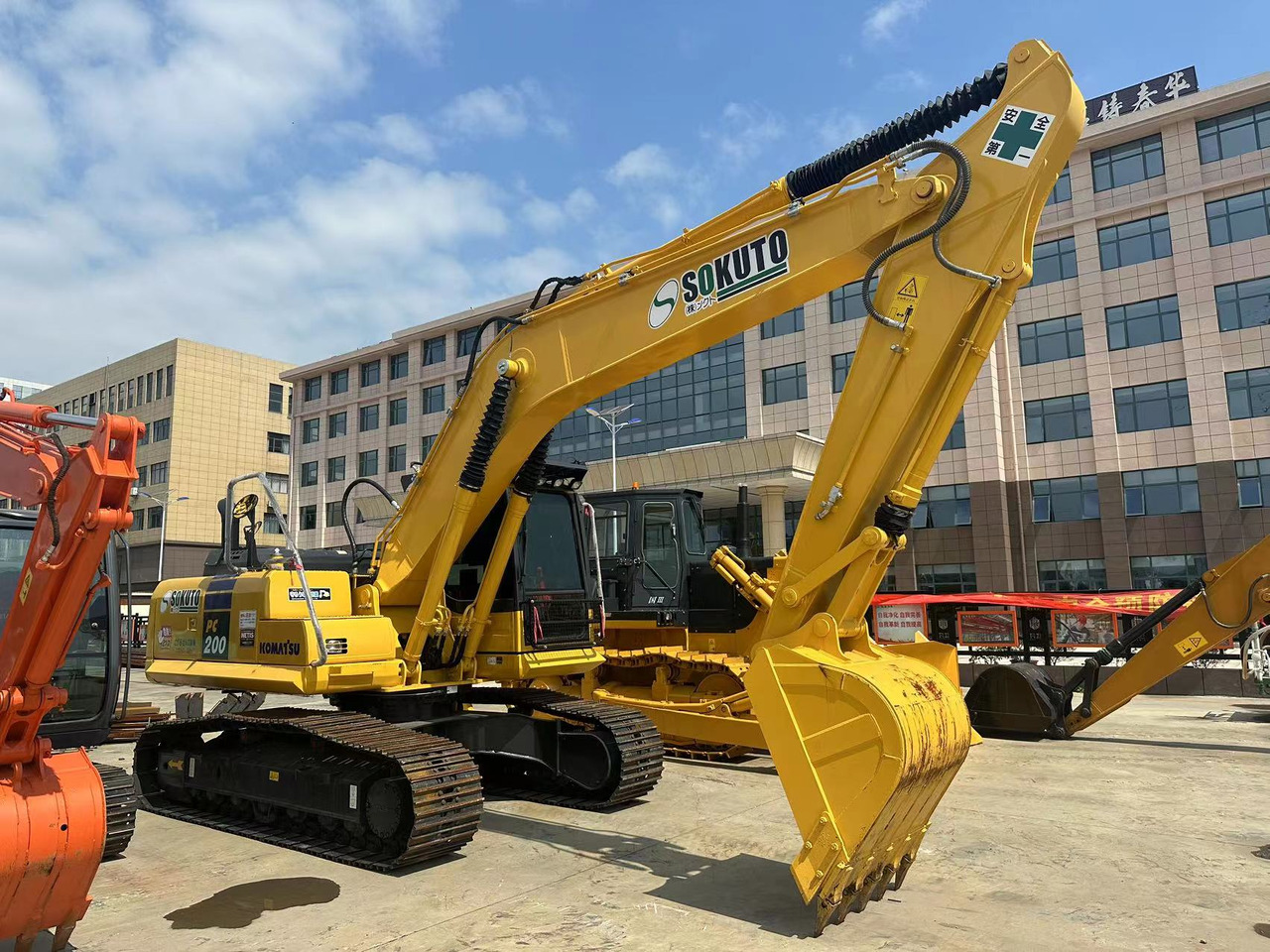KOMATSU PC200-8N1 - Crawler excavator: picture 2 KOMATSU PC200-8N1 - Crawler excavator: picture 2