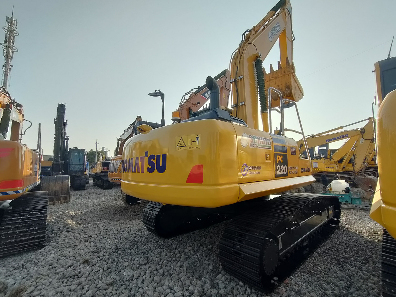 KOMATSU PC220-8 - Crawler excavator: picture 3 KOMATSU PC220-8 - Crawler excavator: picture 3