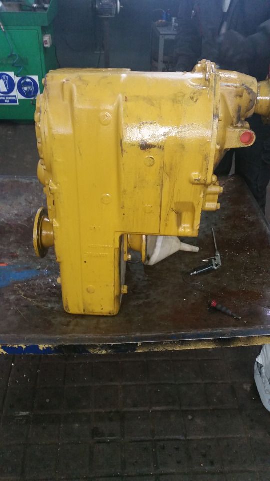 Skrzynia biegów Clark R28000 do Clark R24000, R28000, R32000, R34000, R36000 - Gearbox for Construction machinery: picture 1 Skrzynia biegów Clark R28000 do Clark R24000, R28000, R32000, R34000, R36000 - Gearbox for Construction machinery: picture 1