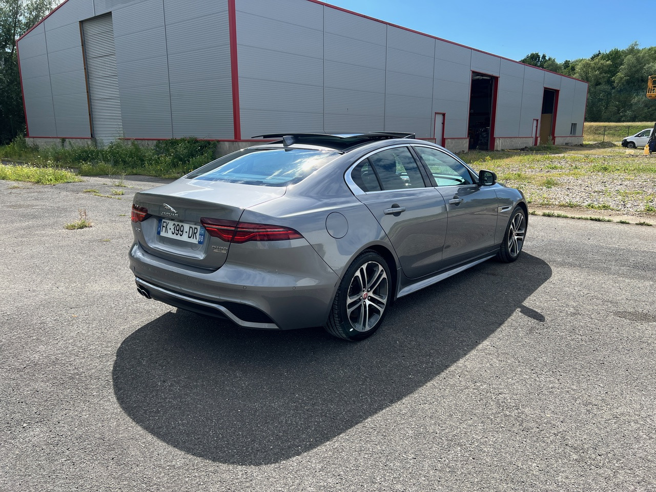 JAGUAR XE 20MY SE R-DYN. 2.0L D 180 BVA8 Cockpit PANO - Sedan: picture 2 JAGUAR XE 20MY SE R-DYN. 2.0L D 180 BVA8 Cockpit PANO - Sedan: picture 2