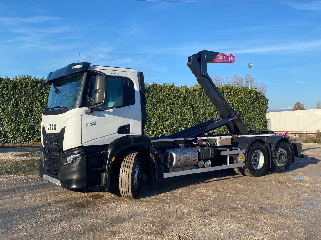 IVECO X-WAY AD280X48 NUOVO SCARRABILE PASSO 4500 - Hook lift truck: picture 1 IVECO X-WAY AD280X48 NUOVO SCARRABILE PASSO 4500 - Hook lift truck: picture 1