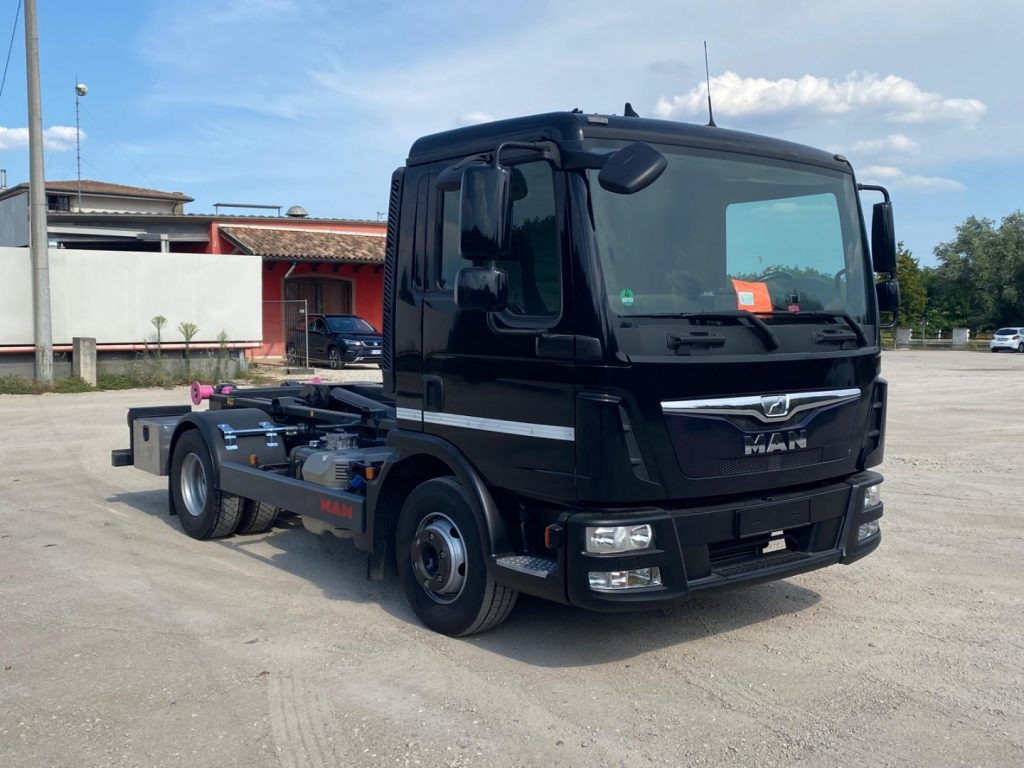 MAN TGL 12.220 CON SCARRABILE NUOVO - Hook lift truck: picture 1 MAN TGL 12.220 CON SCARRABILE NUOVO - Hook lift truck: picture 1