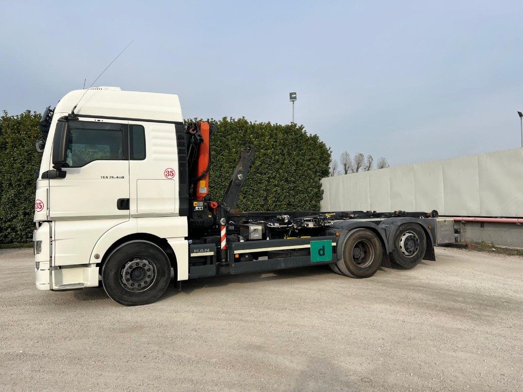 MAN TGX 26.480 SCARRABILE CON GRU DIETRO CABINA - Hook lift truck: picture 2 MAN TGX 26.480 SCARRABILE CON GRU DIETRO CABINA - Hook lift truck: picture 2