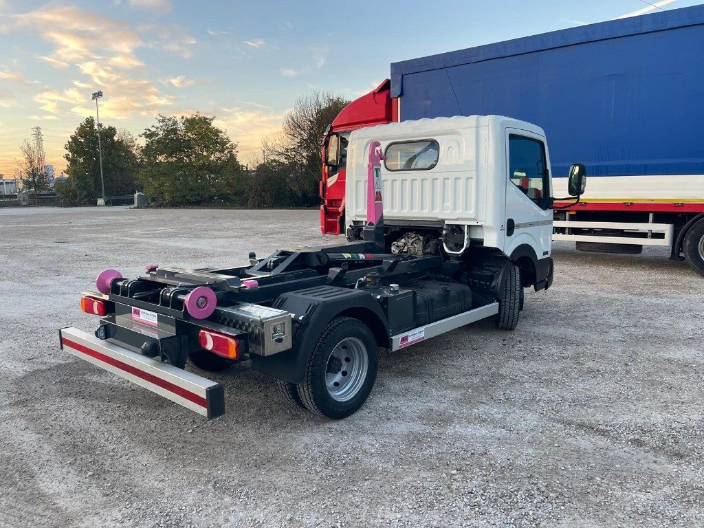 Hook lift truck NISSAN NT400 SCARRABILE PATENTE B: picture 11 Hook lift truck NISSAN NT400 SCARRABILE PATENTE B: picture 11