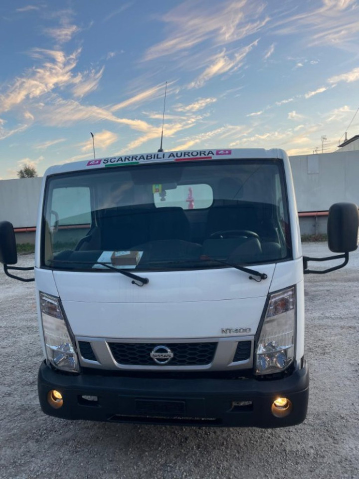 Hook lift truck NISSAN NT400 SCARRABILE PATENTE B: picture 6 Hook lift truck NISSAN NT400 SCARRABILE PATENTE B: picture 6