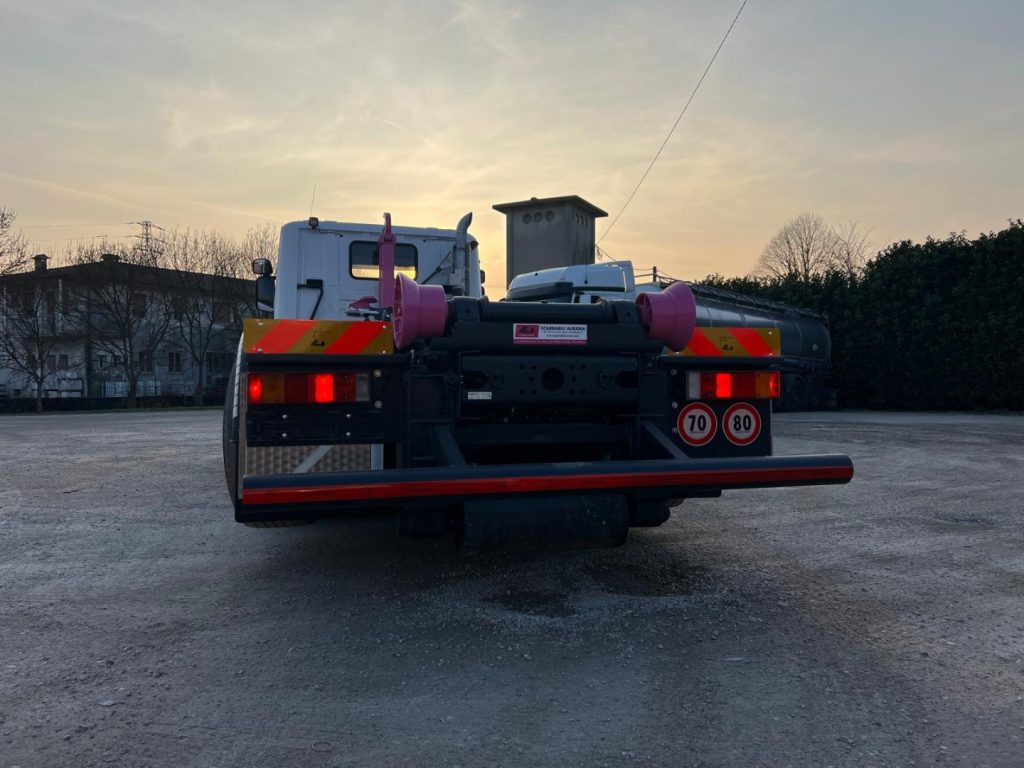 SCANIA P410 SCARRABILE CON RIDUTTORE AI MOZZI - Hook lift truck: picture 5 SCANIA P410 SCARRABILE CON RIDUTTORE AI MOZZI - Hook lift truck: picture 5