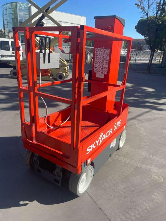 SkyJack SJ-16 - Vertical mast lift: picture 3 SkyJack SJ-16 - Vertical mast lift: picture 3