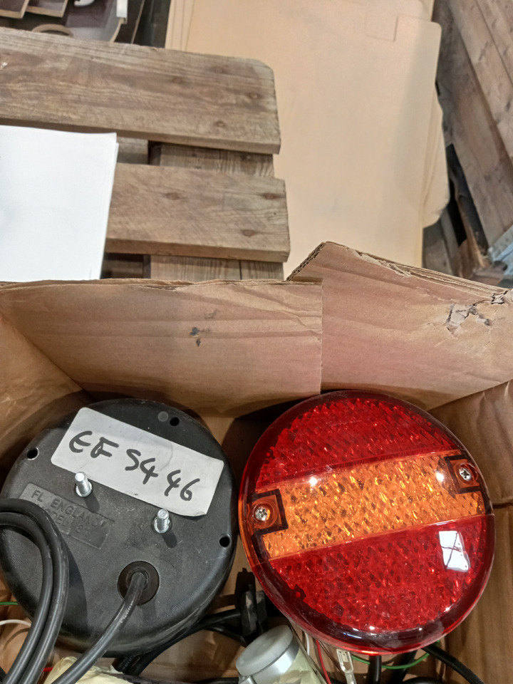 Trouillet FEU 3 FONCTIONS LED DROIT 810/09/10 - Tail light: picture 1 Trouillet FEU 3 FONCTIONS LED DROIT 810/09/10 - Tail light: picture 1