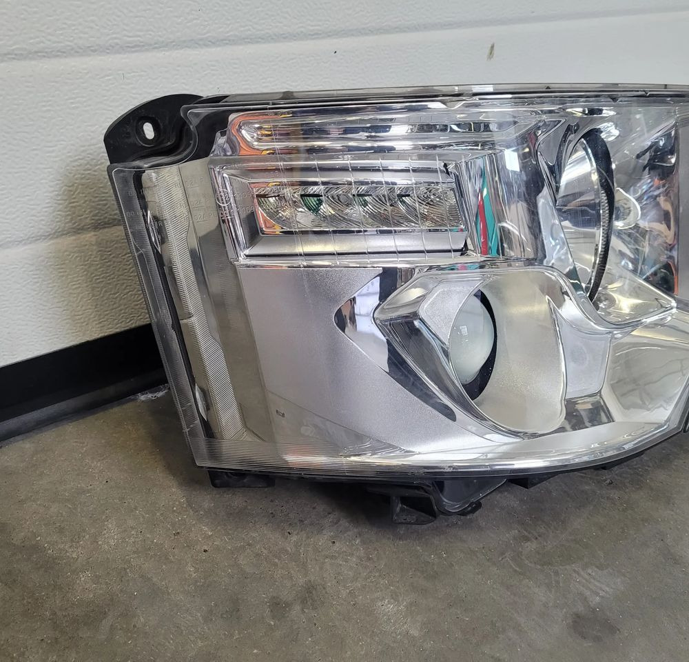 LAMPA LEWA RANGE T RENAULT LED OM 7482251329 - Body and exterior for Truck: picture 3 LAMPA LEWA RANGE T RENAULT LED OM 7482251329 - Body and exterior for Truck: picture 3