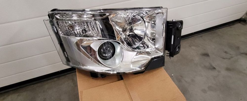 LAMPA RENAULT RANGE T NOWY ORYGINAŁ PRAWA - Headlight: picture 1 LAMPA RENAULT RANGE T NOWY ORYGINAŁ PRAWA - Headlight: picture 1