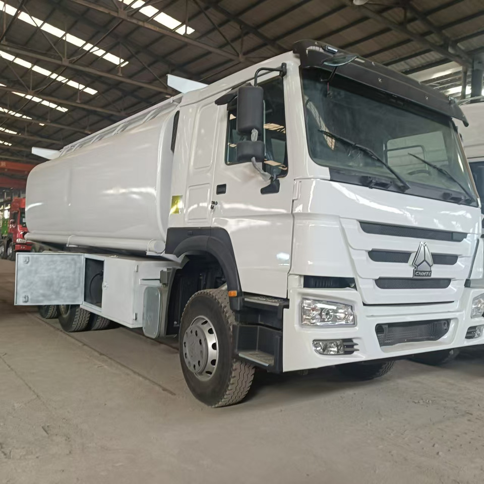 SINOTRUK Howo 371hp Fuel tanker - Tank truck: picture 3 SINOTRUK Howo 371hp Fuel tanker - Tank truck: picture 3