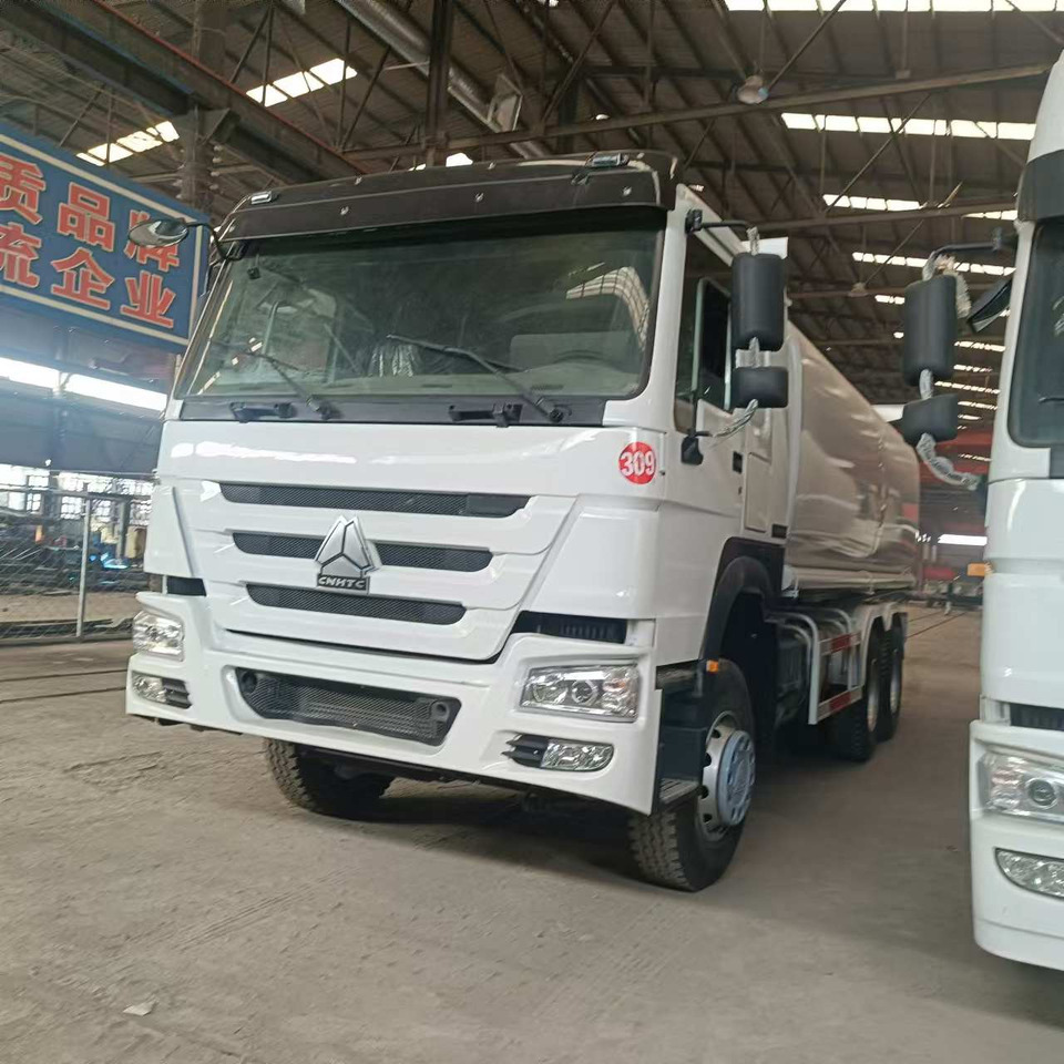 SINOTRUK Howo 371hp Fuel tanker - Tank truck: picture 2 SINOTRUK Howo 371hp Fuel tanker - Tank truck: picture 2