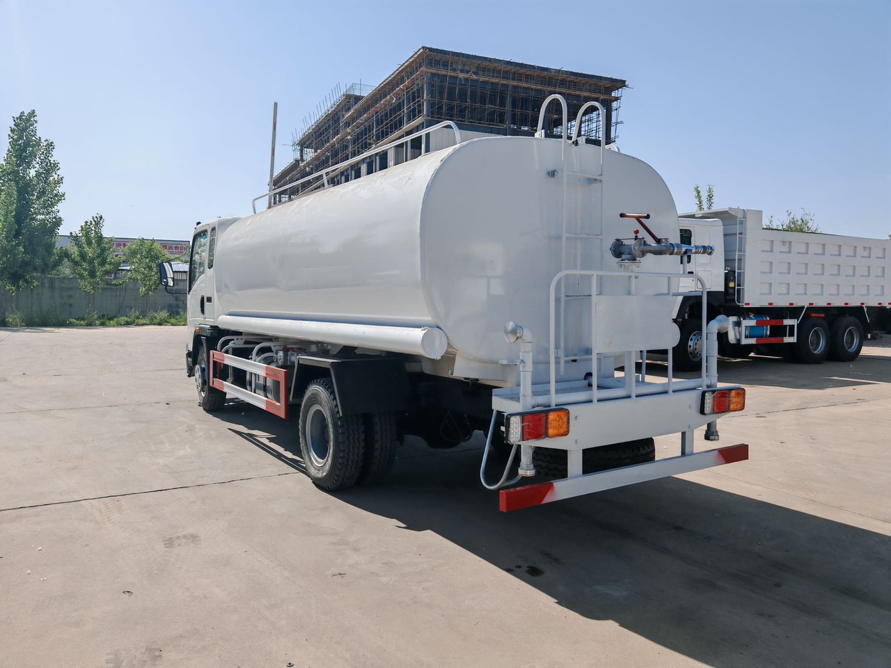 SINOTRUK Howo Water Tanker Click Here For DISCOUNT - Tank truck: picture 4 SINOTRUK Howo Water Tanker Click Here For DISCOUNT - Tank truck: picture 4