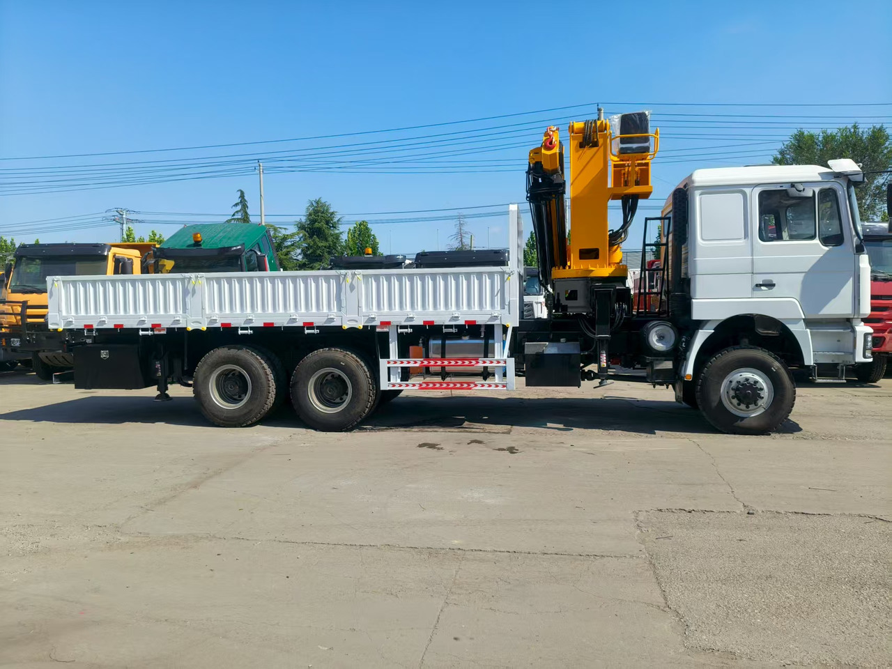 Shacman - Crane truck: picture 2 Shacman - Crane truck: picture 2