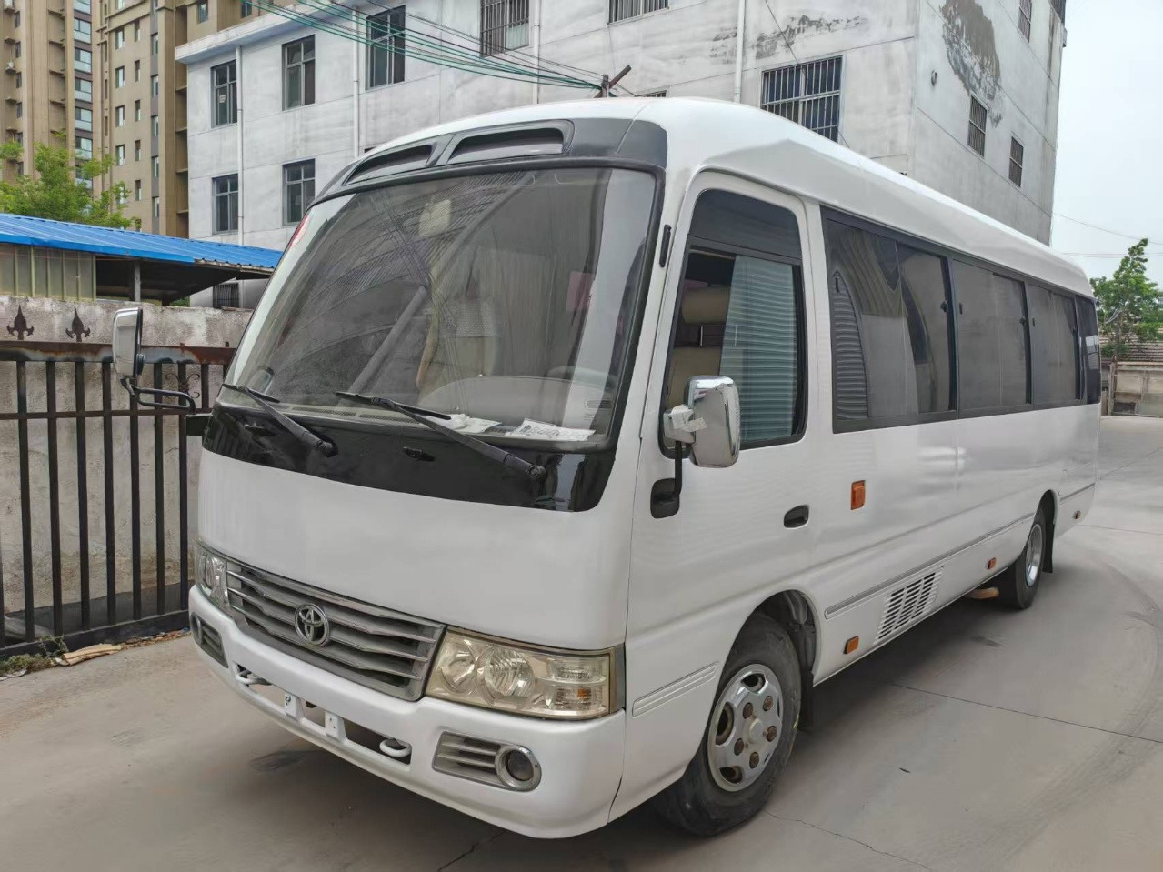 TOYOTA White Mini Bus 29 Seats Click Here for Discount - Coach: picture 3 TOYOTA White Mini Bus 29 Seats Click Here for Discount - Coach: picture 3