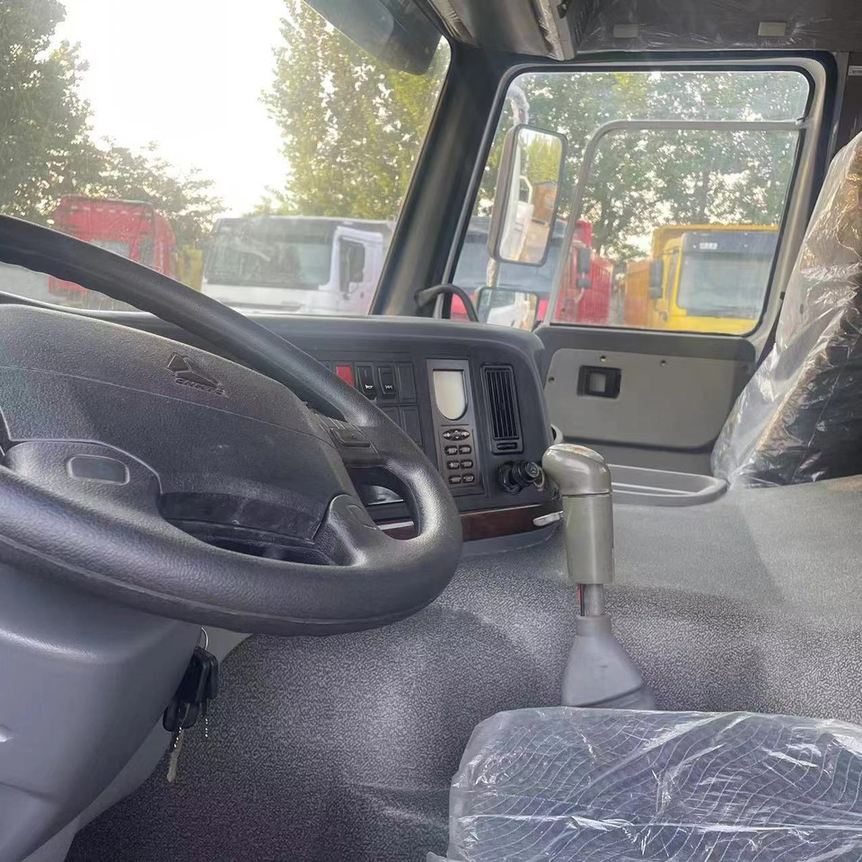 HOWO Truck-Mounted Crane Click for Discount - Utility/ Special vehicle: picture 4 HOWO Truck-Mounted Crane Click for Discount - Utility/ Special vehicle: picture 4