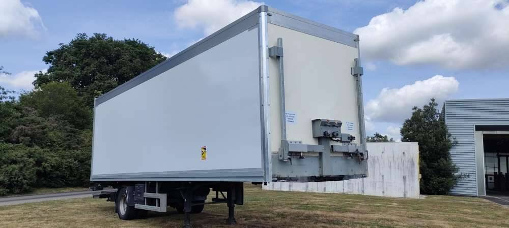 Semi-remorque 1 Essieu DISTRIBOX HAYON 24 PALETTES 2 PORTES AR 2M80 - Closed box semi-trailer: picture 1 Semi-remorque 1 Essieu DISTRIBOX HAYON 24 PALETTES 2 PORTES AR 2M80 - Closed box semi-trailer: picture 1