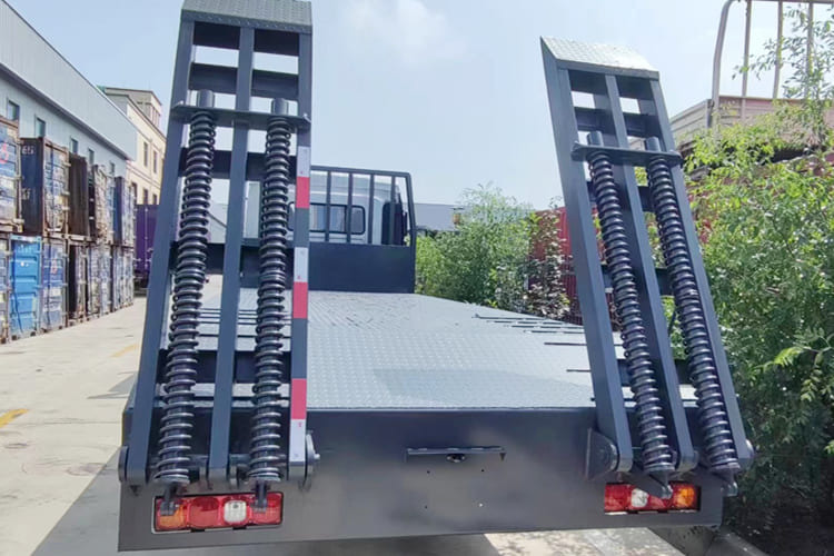 SHACMAN SHACMAN L3000 4x2 Light Cargo Truck with Rear Loading Ramp - Dropside/ Flatbed truck: picture 4 SHACMAN SHACMAN L3000 4x2 Light Cargo Truck with Rear Loading Ramp - Dropside/ Flatbed truck: picture 4