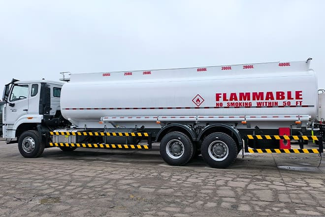 SINOTRUK Howo 380 Petrol Tanker Truck Price for Sale in Sierra Leone - Tank truck: picture 2 SINOTRUK Howo 380 Petrol Tanker Truck Price for Sale in Sierra Leone - Tank truck: picture 2