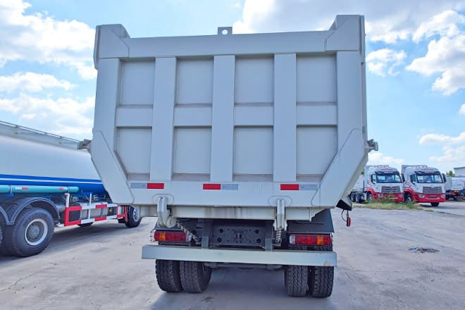 SINOTRUK Howo 8x4 Tipper Truck for Sale in Guinea - Tipper: picture 4 SINOTRUK Howo 8x4 Tipper Truck for Sale in Guinea - Tipper: picture 4