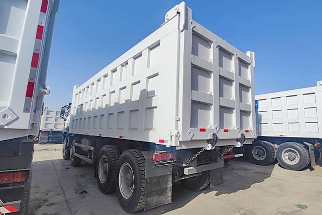 SINOTRUK Sino Howo 8x4 Dump truck for Sale in Senegal - Tipper: picture 3 SINOTRUK Sino Howo 8x4 Dump truck for Sale in Senegal - Tipper: picture 3