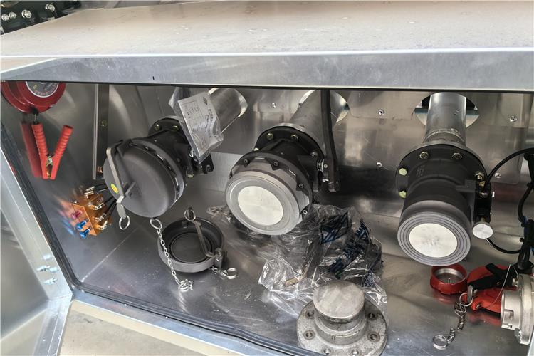 TITAN 3 Axle Aluminum Fuel Tanker Trailer for Sale In Jamaica - Tank semi-trailer: picture 5 TITAN 3 Axle Aluminum Fuel Tanker Trailer for Sale In Jamaica - Tank semi-trailer: picture 5