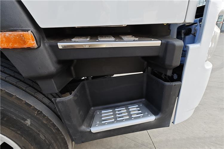 SINOTRUK Second Hand Howo 380hp 6x4 Truck Tractor for Sale In Tanzania - Tractor unit: picture 4 SINOTRUK Second Hand Howo 380hp 6x4 Truck Tractor for Sale In Tanzania - Tractor unit: picture 4