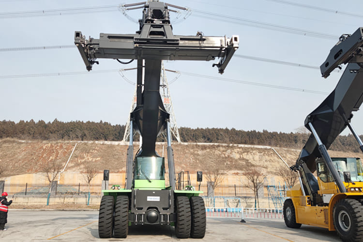 XCMG Reach Stacker Price for Sale in Guyana - Container handler: picture 1 XCMG Reach Stacker Price for Sale in Guyana - Container handler: picture 1