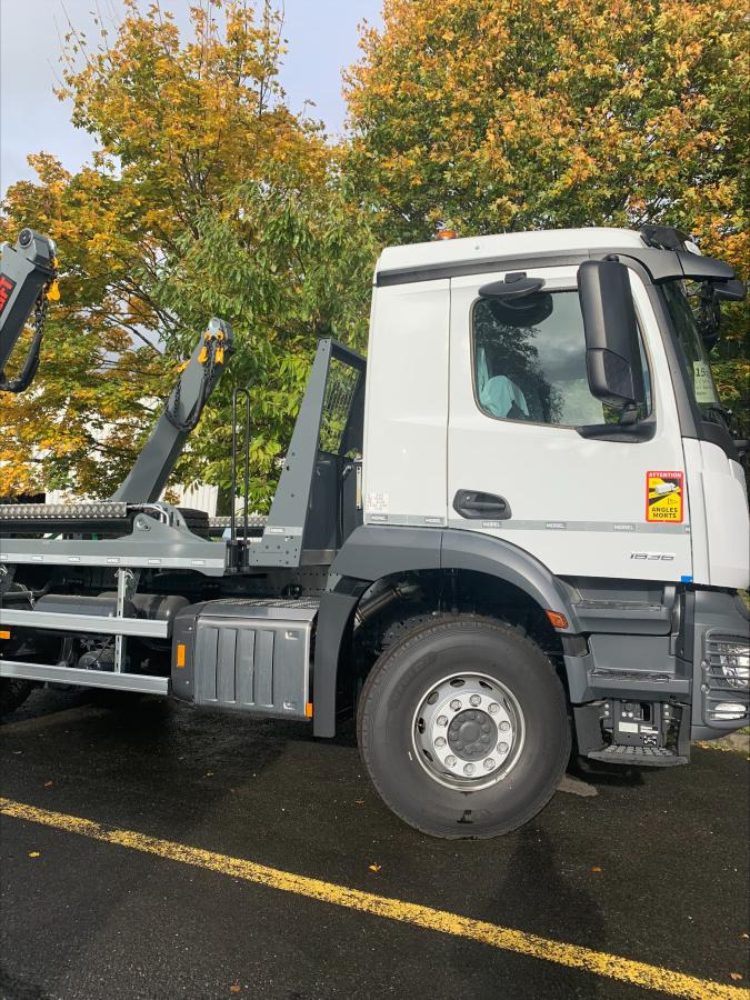 Mercedes Actros 1835 - Skip loader truck: picture 1 Mercedes Actros 1835 - Skip loader truck: picture 1