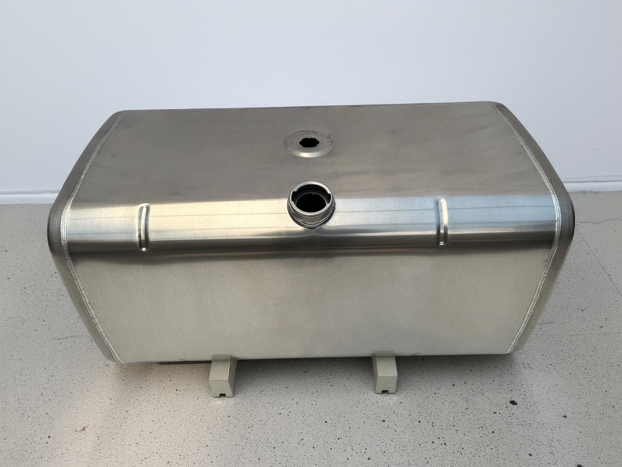 IVECO - Fuel tank: picture 1 IVECO - Fuel tank: picture 1