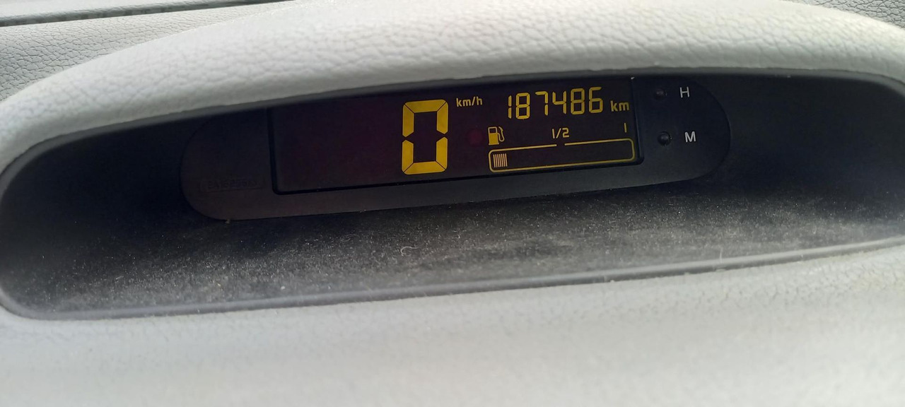 TWINGO ESSENCE (267) - Car: picture 4 TWINGO ESSENCE (267) - Car: picture 4